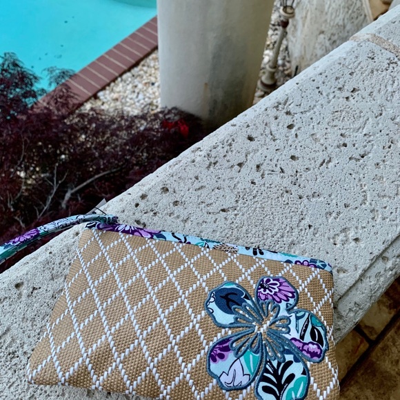 Gorgeous Vera Bradley Beach Tote and Clutch - Picture 5 of 10